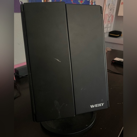 LED mirror for makeup, 3 different mirrors, good condition, comes with charger - Picture 3 of 3